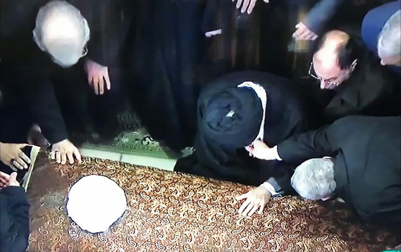 تصویر لحظه وداع دو رفیق دیرین، همرزم و همکار نزدیک انقلاب