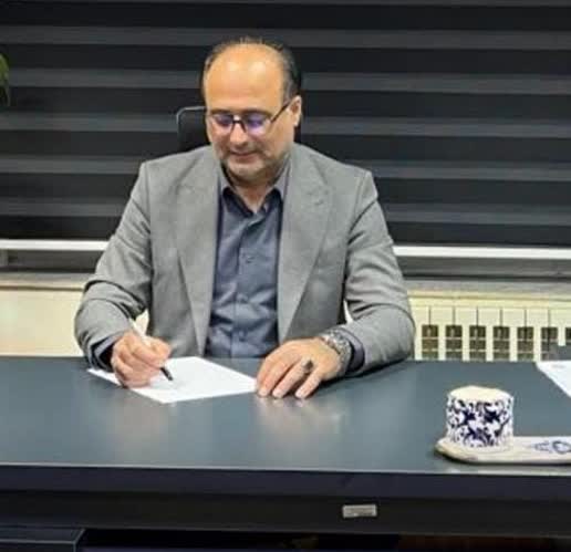 سلمان خواه یوسف در حال نامه نگاری